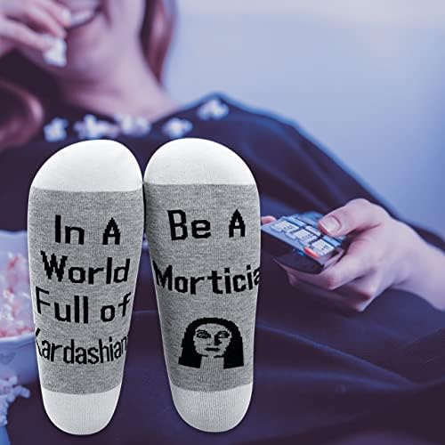 Levубовници на fansубителите на смешни филмови на Левло во свет полн со кардашијанс да бидат подароци на ТВ -шоуто на Мортиција чорапи